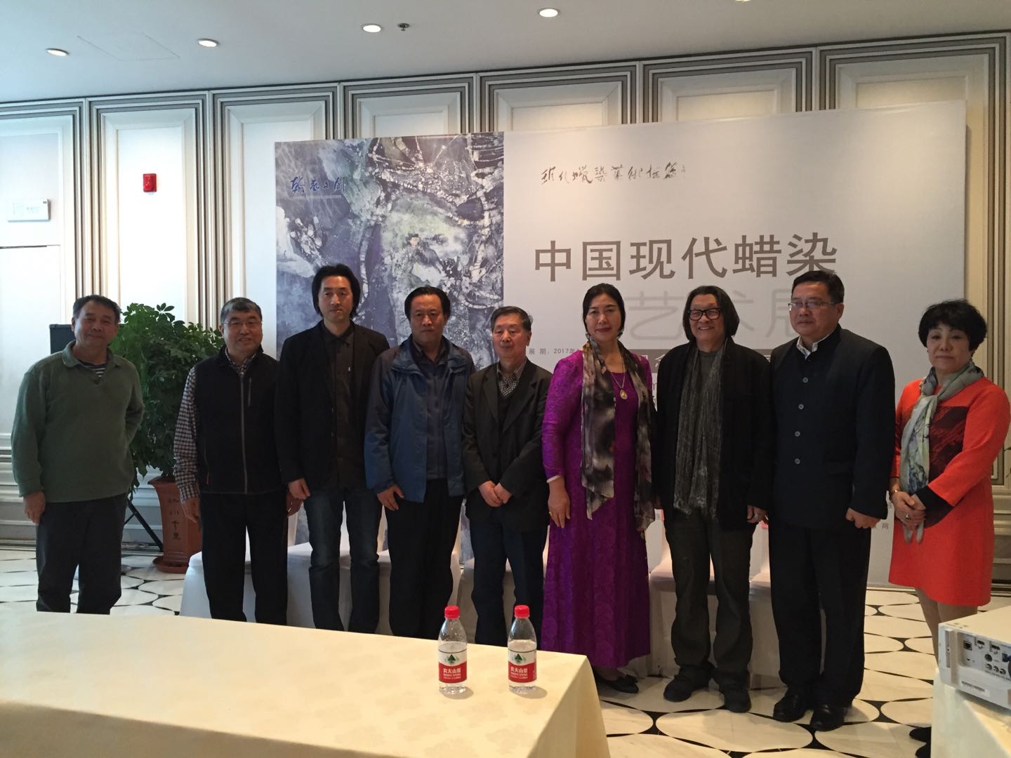 中国现代蜡染艺术展现场艺术家合影.jpg