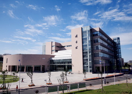 3学校图书馆_调整大小.JPG