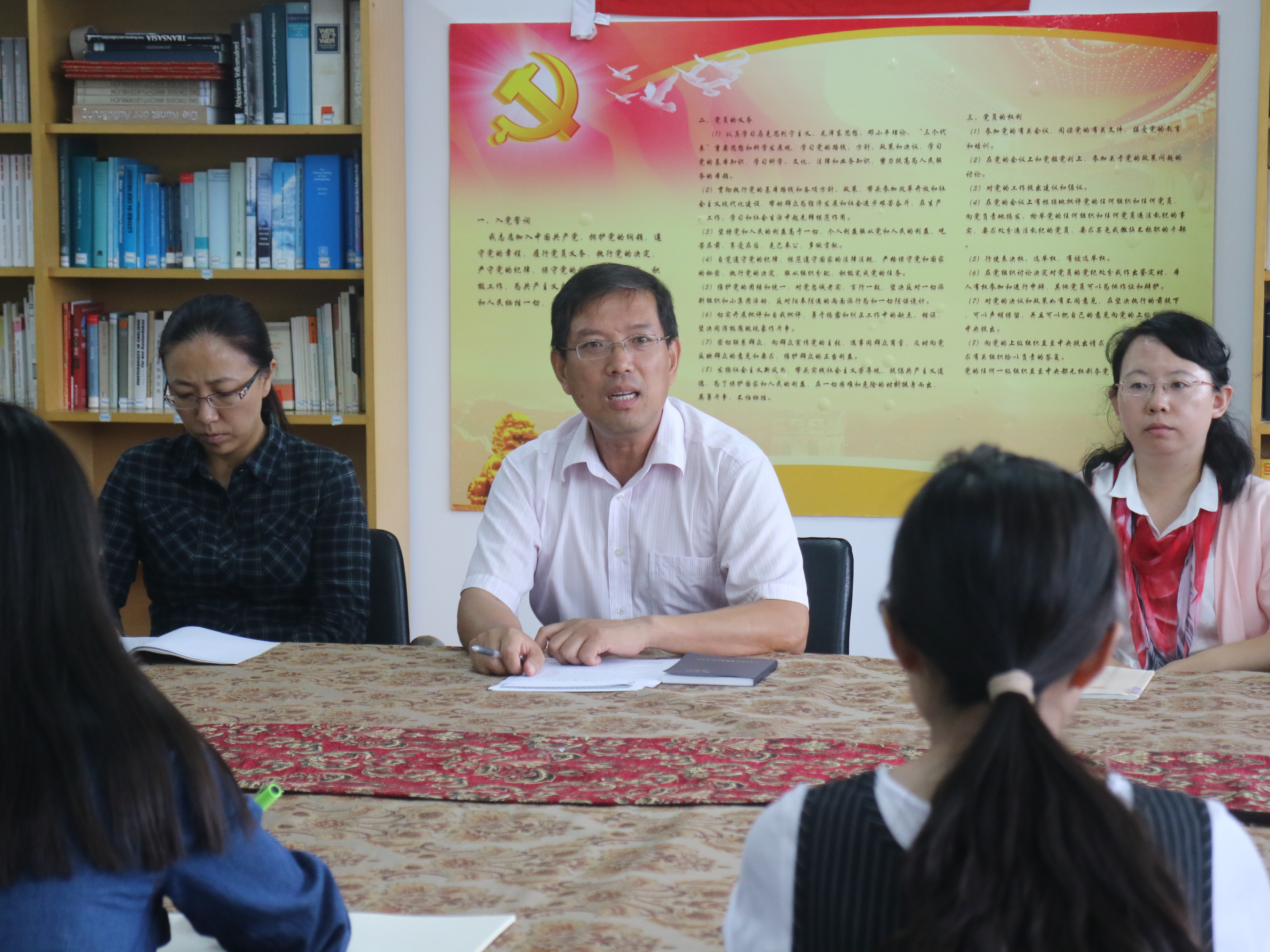 如何确保政治合格,做到对党忠诚,挺起理想信念