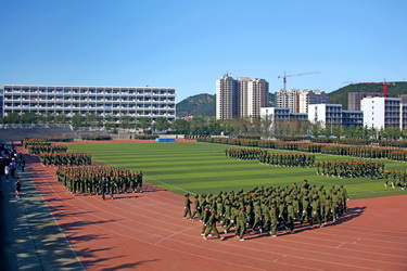 大连外国语学院我校隆重举行2012级新生开学典礼暨军训汇报表演