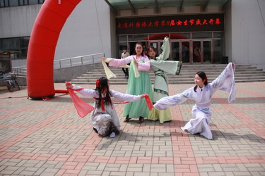 第十一届<em>校园女生节</em>盛大开幕--大外要闻--大外