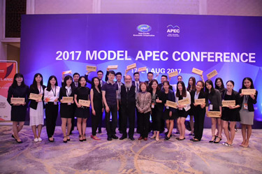 MODEL APEC会议参赛选手与评委嘉宾合影_副本.jpg