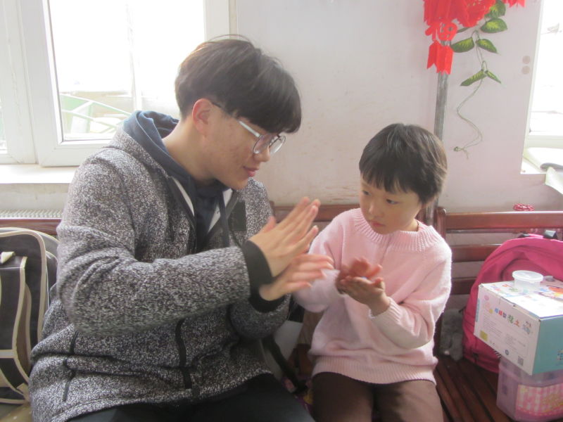 2017.3.4 意阿语系走进旅顺儿童村 (1).jpg