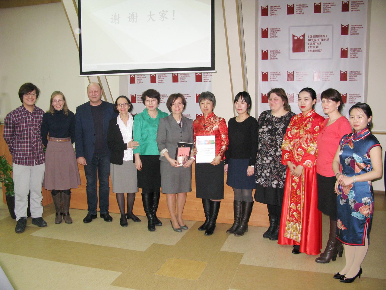图片8:孔子学院院长与馆长、宿老师等人合影留念.jpg