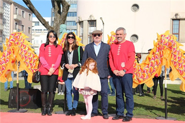 2.�����޴�ѧ��У������ɽ��&middot;����ʲ�����������Ժ�ⷽԺ������˹&middot;Ī����˹����һ�����з�Ժ����־�ޣ���һ���μ����.jp