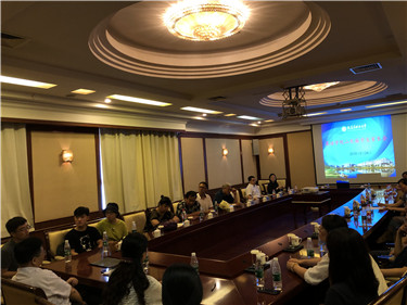 家长会(图片1).jpg